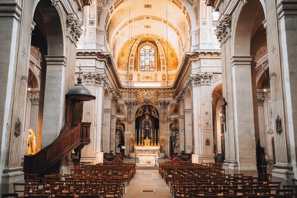 Visiting inside Église Saint-Louis-en-l'Île is a non touristy thing to do in Paris